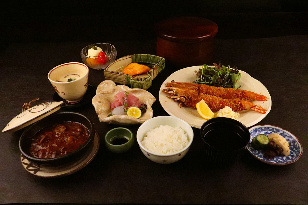 海老フライや焼き魚、お造りなどを盛り合わせたお子様料理